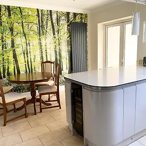 Spacious Five-bedroom House Close To Centre - Orchid House Holiday home
